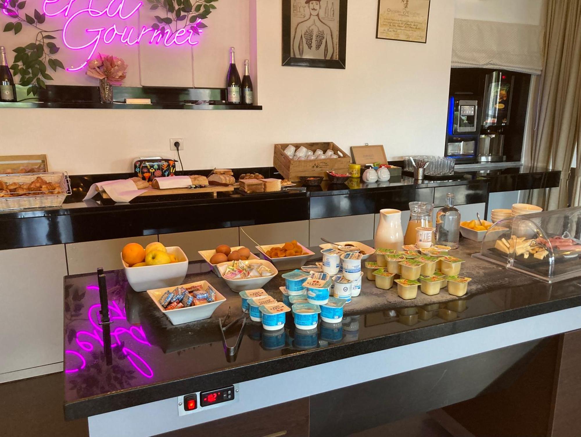 Hotel & Restaurant Perla Riviera Villeneuve-Loubet Exterior foto